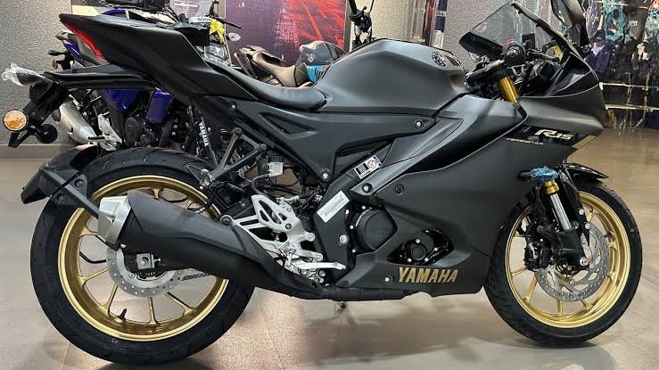 लड़कियों का दिल जीतने आई Yamaha R15, 155cc दमदार इंजन के साथ मिल रहा 45 का माइलेज